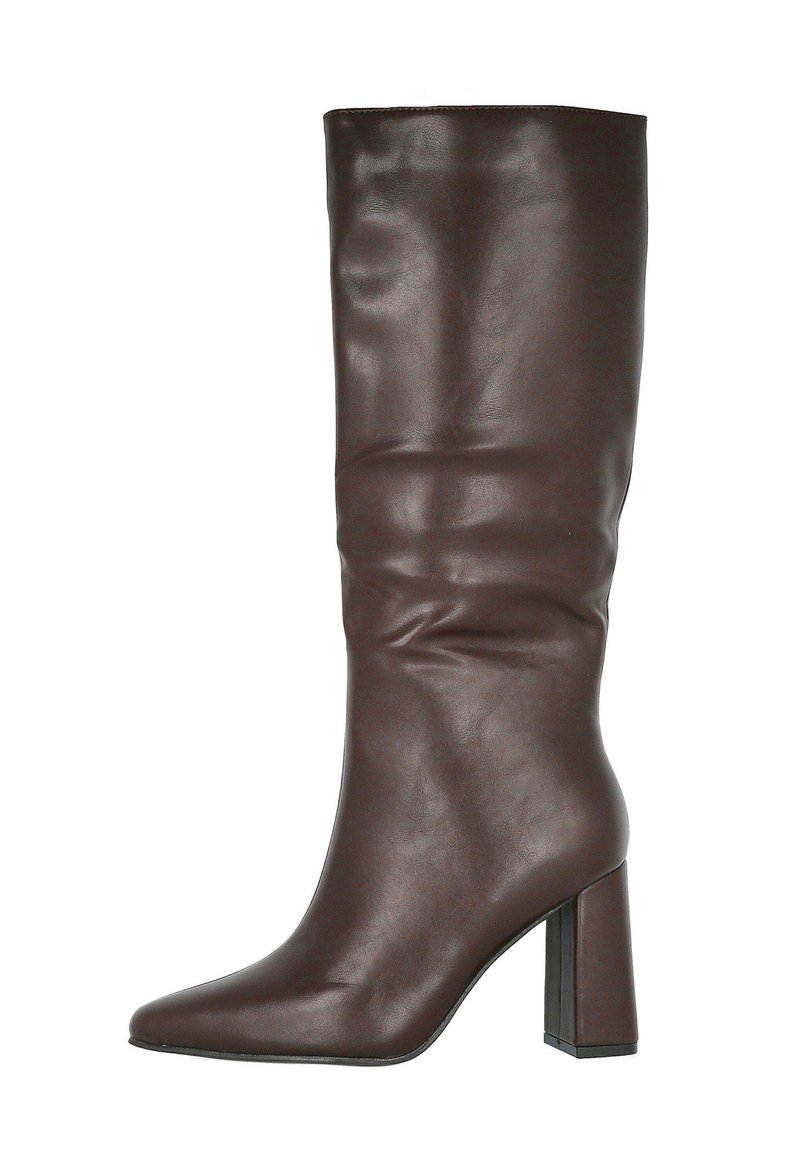 Botín de piel marrón oscuro hasta la mitad de la pantorrilla con punta afilada y tacón alto cuadrado, sobre un fondo blanco.