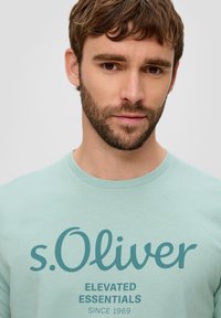 s.Oliver MIT GROSSEM LABEL - T-shirt print - salbeigrün
