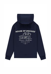 Sudadera azul marino con un gran gráfico que presenta una ilustración de una casa y el texto "HOUSE OF POCKETIES" en la parte de atrás. Material de algodón, corte estándar.