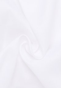 Witte gestructureerde stof met een gladde oppervlakte, met een subtiel weefpatroon. Het materiaal is lichtgewicht en soepel.