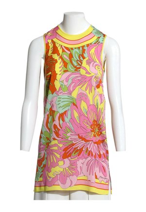 Ærmeløs kjole med fedt blomsterprint i pink, gul, orange og grøn på en mannequin med hvid baggrund.