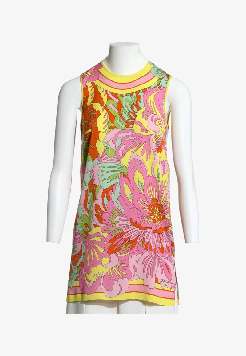 Robe sans manches avec un imprimé floral audacieux en rose, jaune, orange et vert sur un mannequin avec un fond blanc.