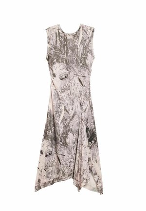 Mouwloze asymmetrische midi-jurk met abstracte zwart-witte print met cassettebandje en geometrische patronen op lichte stof.