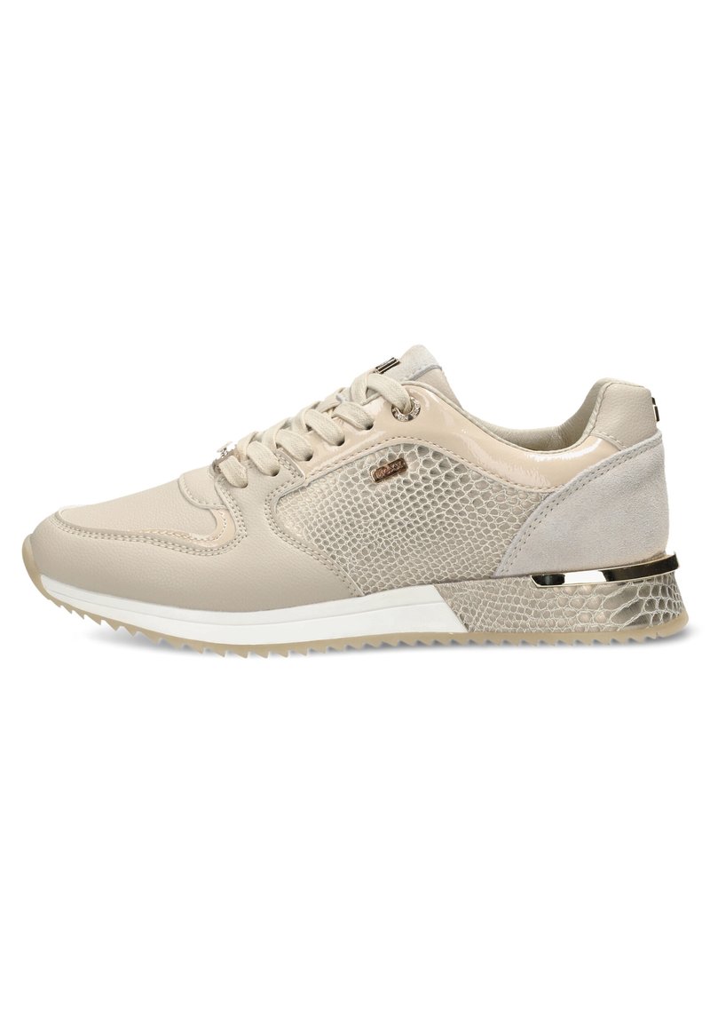 Beige tenisky s hladkou kůží a texturovaným hadím vzorem. Šněrování, polstrovaný límec a kovový akcent na podrážce.