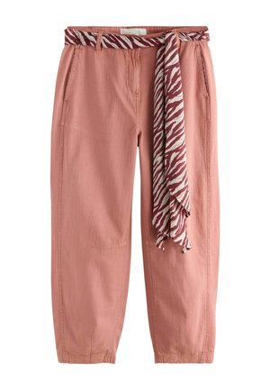 Pantaloni roz conici cu buzunare laterale și o centură din material cu imprimeu zebră bordo și alb, legată în talie.