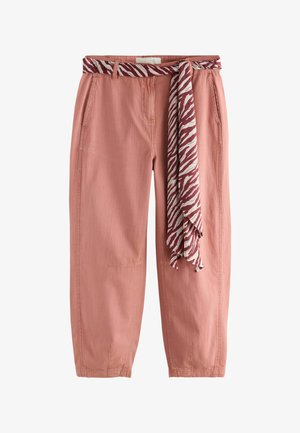 Rosa zulaufende Hose mit seitlichen Taschen und einem gebundenen Gürtel aus maroon-weißem Zebra-Muster-Stoff an der Taille.