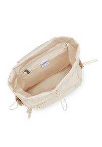 Beige Kordelzug-Rucksack aus glattem Stoff. Innen gibt es eine einzelne Reißverschlusstasche und ein Markenschild im Futter.