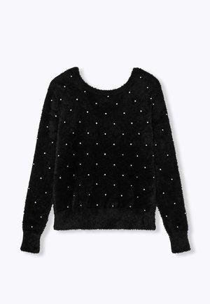 Pull noir en tissu duveteux avec un col rond, des manches longues et des pois blancs dispersés. Texture douce avec des poignets et un ourlet côtelés.