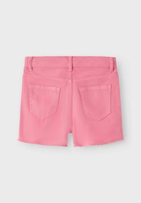 Shorts en denim rose avec un ourlet effiloché, dotés de deux poches arrière et d'une taille standard. Design simple, sans matériel ou motifs visibles.