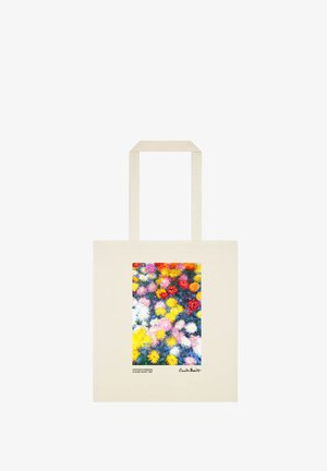 Sac fourre-tout beige avec une peinture colorée de fleurs de chrysanthèmes de Claude Monet imprimée au centre et sa signature en dessous.