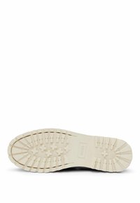 Baskets noires avec tige en cuir texturé, semelle extérieure en caoutchouc blanc présentant un motif strié et logo "BOSS" embossé.