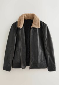 Jachetă de piele neagră cu guler din blană bej, închidere cu fermoar și două buzunare laterale. Interiorul are o căptușeală captusită.