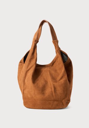 Borsa a spalla in suede marrone con una texture morbida, forma curvata e due manici. Presenta un design minimalista senza hardware o accenti visibili.