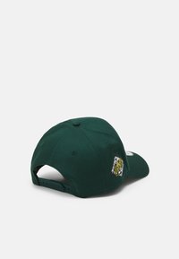 Gorra de algodón verde con un diseño de tigre bordado en el lateral y un cierre ajustable tipo snapback. Forma estructurada con visera curva.