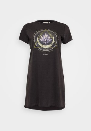 Abito t-shirt in cotone nero con maniche corte, decorato con una grafica di loto, accenti triangolari e testo in bianco e giallo.