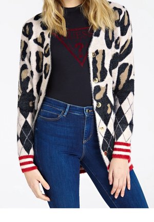Cardigan imprimé léopard avec des couleurs beige, noire et marron ; texture moelleuse ; manches à rayures rouges et blanches ; boutons dorés ; design ouvert.