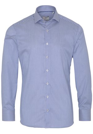Gestreiftes Hemd in Blau und Weiß mit Button-Down-Kragen, langen Ärmeln und weißen Knöpfen. Baumwollstoff mit glatter Textur.