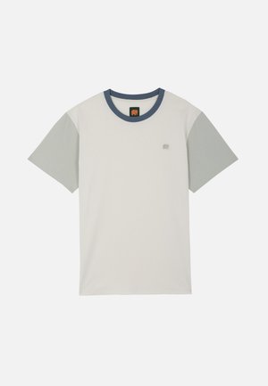 T-shirt met korte mouwen en ronde hals, crème kleurig lichaam, lichtgrijze mouwen en donkergijze kraag, met een klein olifantenlogo op de borst.