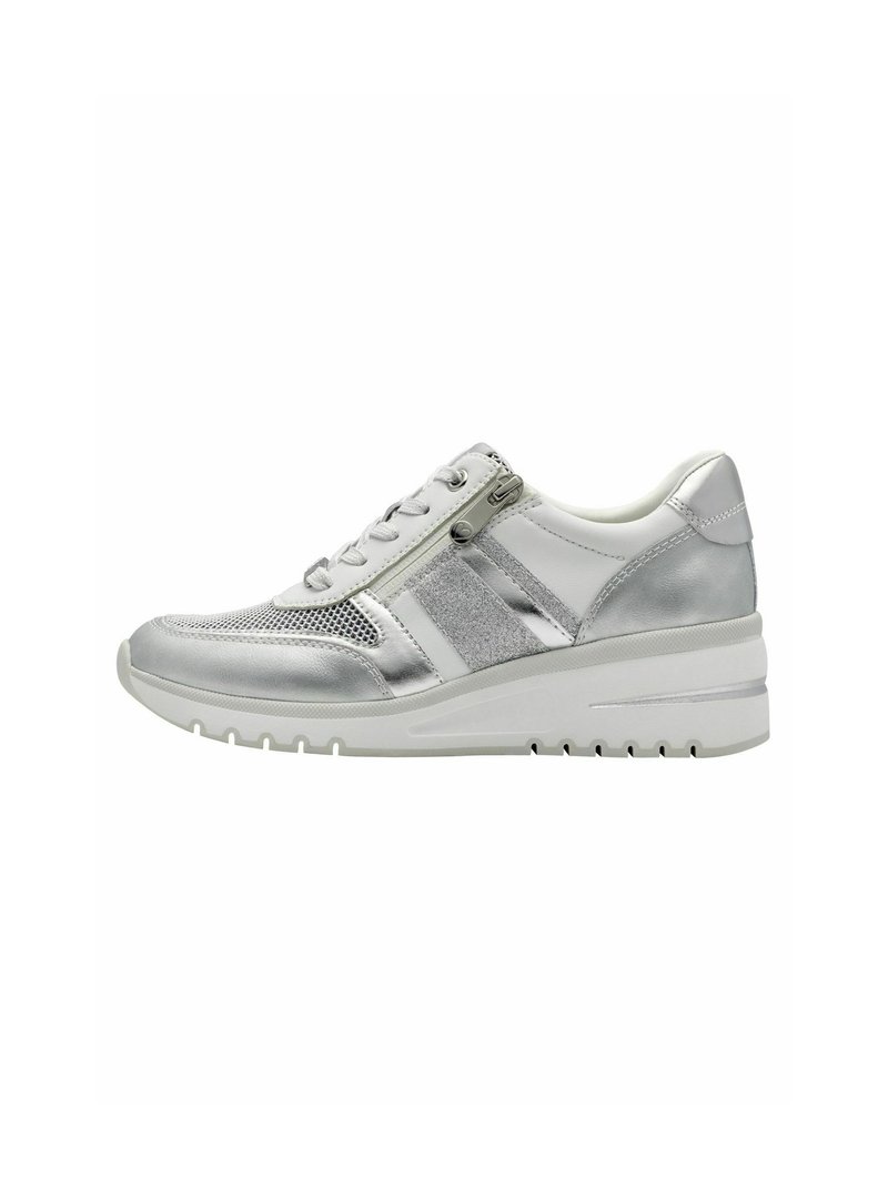 Scarpa sportiva argento realizzata in materiale mesh e pelle, con chiusura a zip e una suola bianca spessa con superficie texture.