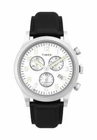 La montre Timex Waterbury présente un boîtier en acier inoxydable argenté, un cadran blanc, un bracelet en cuir noir, trois sous-cadrans et un affichage de la date.