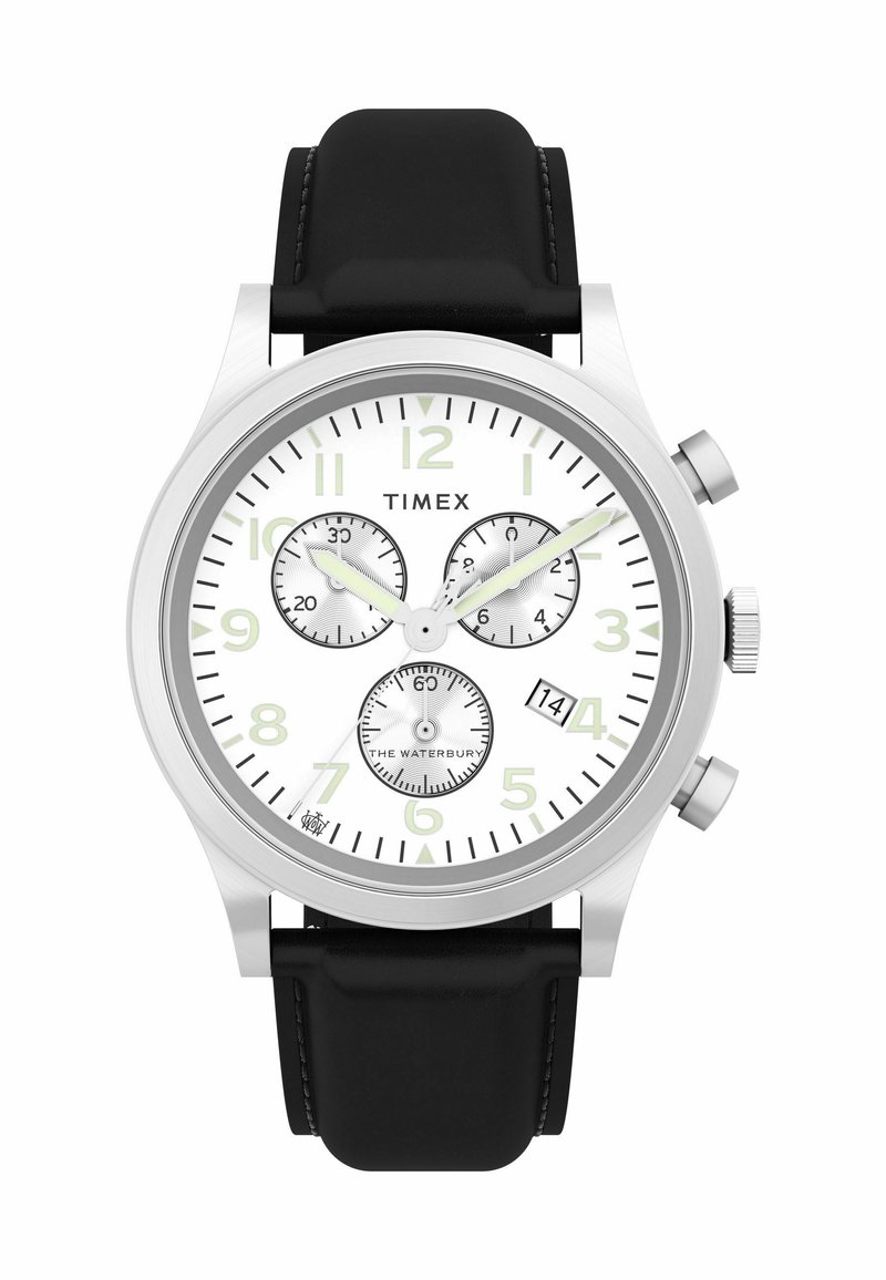 La montre Timex Waterbury présente un boîtier en acier inoxydable argenté, un cadran blanc, un bracelet en cuir noir, trois sous-cadrans et un affichage de la date.