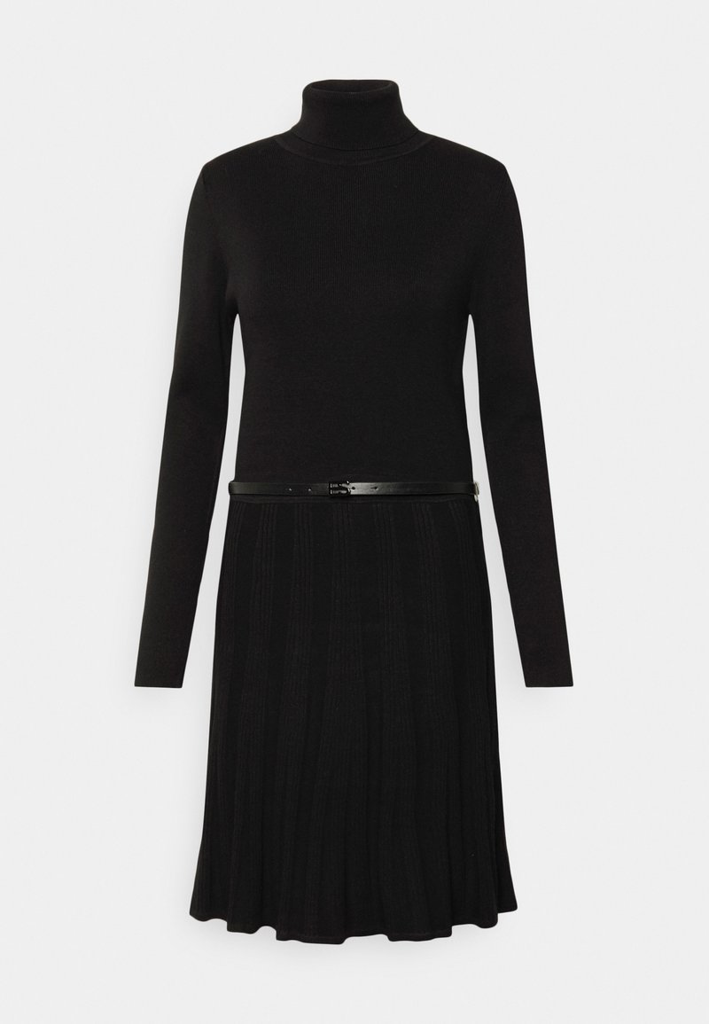 Robe en maille noire à manches longues et col roulé, taille ajustée et fine ceinture noire, longueur sous le genou, jupe à texture côtelée.