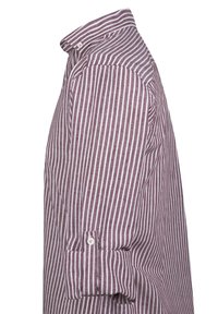 Camisa a rayas en marrón y blanco con cuello abotonado, mangas largas y detalle de botones visible en el puño. Material de algodón con un acabado texturizado.