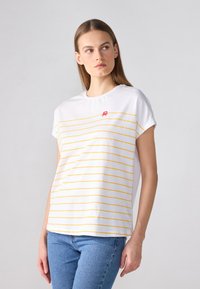T-shirt blanc à manches courtes avec des rayures horizontales jaunes, présentant une petite broderie de crabe rouge sur le côté supérieur gauche.