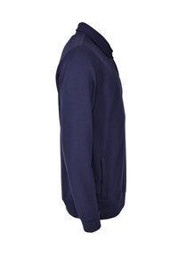 Laivastonsininen collegepaita, jossa ribattu kaulus, pitkät hihat, sivutaskut ja tekstuuri-pinnassa. Yksinkertainen muotoilu ilman kuvioita tai aksentteja.