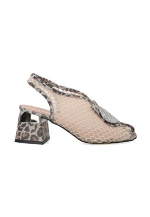 Slingback-sko med en mesh-overlay i brun og beige leopardmønster, der har en blokhæl og en rhinstensaccent foran.