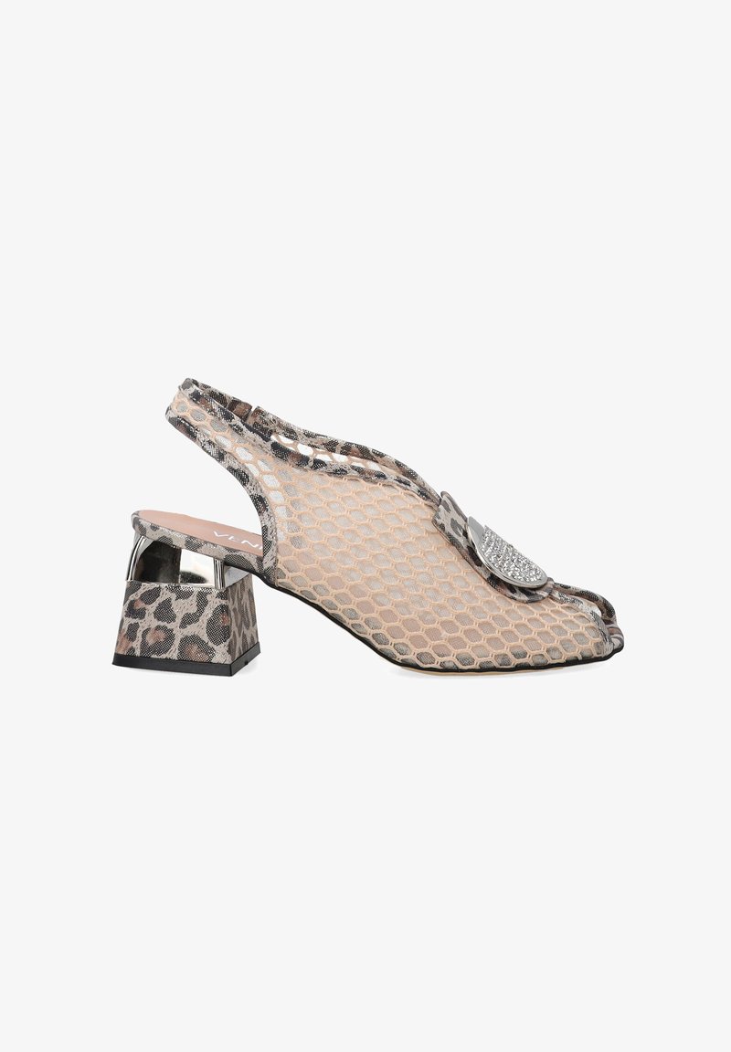 Chaussures à talon slingback avec une superposition en maille en imprimé léopard marron et beige, dotées d'un talon bloc et d'un accent en strass à l'avant.