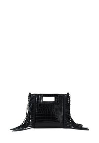 Bolso negro con textura de cocodrilo, con flecos largos en los laterales y un asa corta con acentos de cadena.