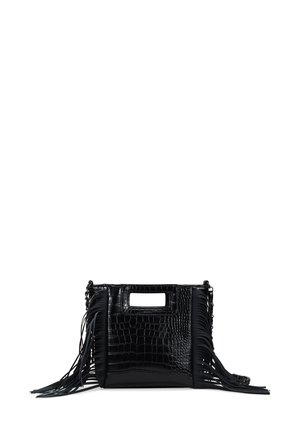 Bolso negro con textura de cocodrilo, con flecos largos en los laterales y un asa corta con acentos de cadena.