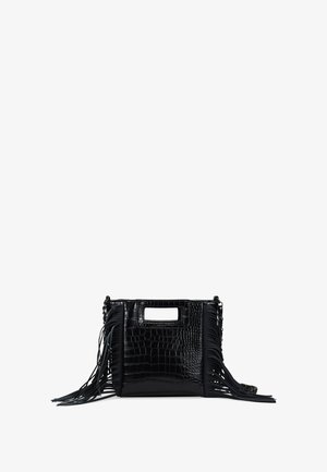 Bolso negro con textura de cocodrilo, con flecos largos en los laterales y un asa corta con acentos de cadena.