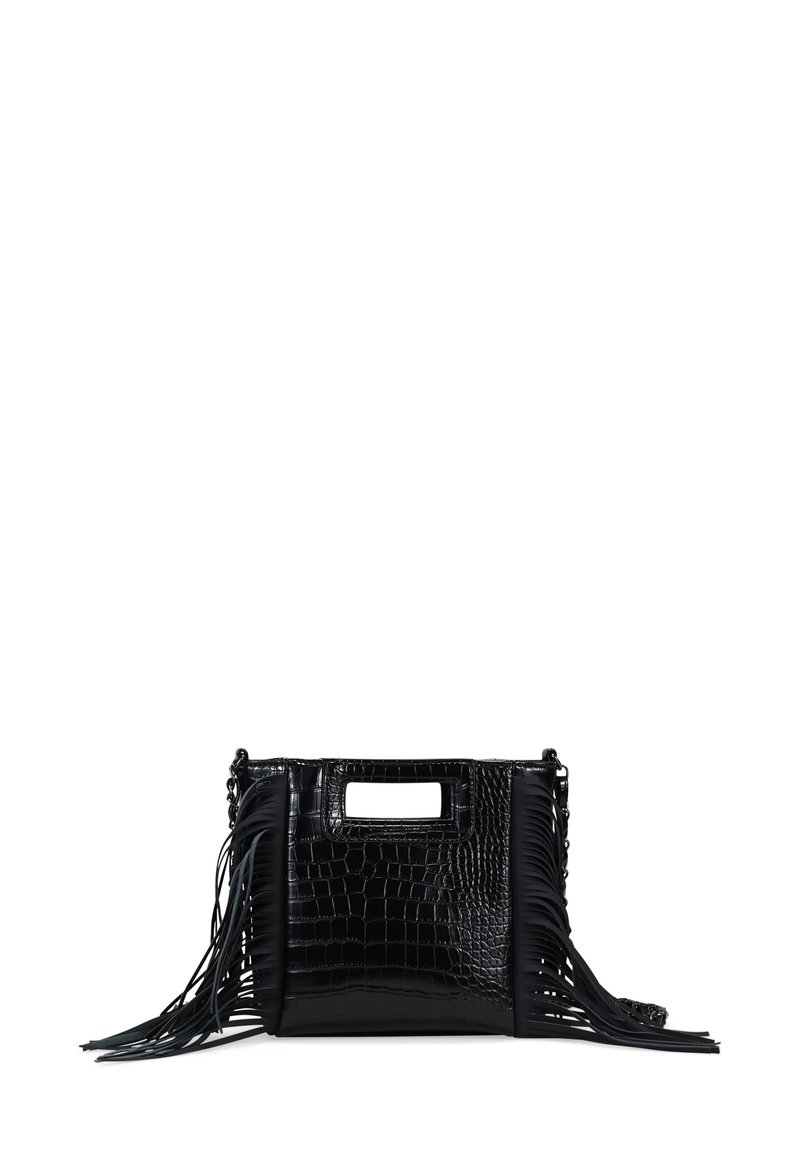 Bolso negro con textura de cocodrilo, con flecos largos en los laterales y un asa corta con acentos de cadena.
