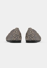 Μπαλαρίνες με λεοπάρ σχέδιο, εξωτερικά από απαλό ύφασμα και επίπεδη μαύρη λαστιχένια σόλα. Στρογγυλερή μύτη με μινιμαλιστικές λεπτομέρειες στα πλαϊνά.