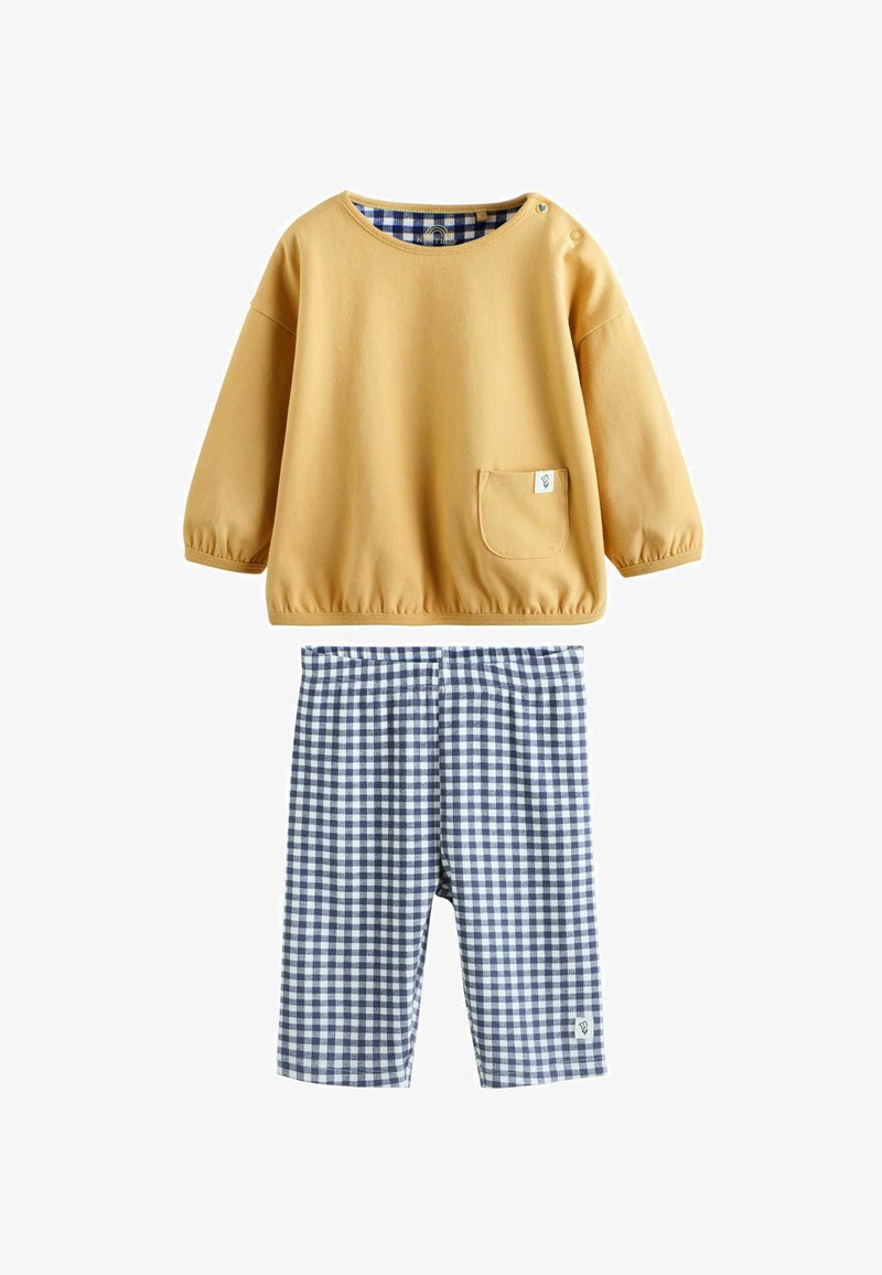 Sweatshirt en coton jaune à manches longues et poche, associé à un short à carreaux bleu marine et blanc. Texture douce, ajustement confortable.