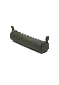 Zeleno cilindrično peresnica iz teksturiranega najlona, ki ima srebrno zadrgo in majhen tekstilni traku na enem koncu.