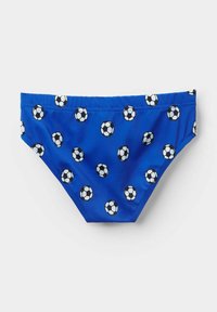 Blaue Schwimmbrieft mit einem Muster aus schwarzen und weißen Fußbällen. Der Stoff wirkt glatt, und das Design erstreckt sich über die gesamte Oberfläche.
