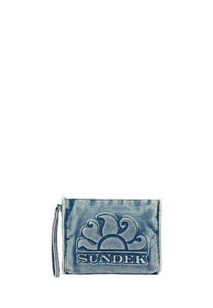 Pochette da polso in denim blu con logo sole in rilievo e scritta "SUNDEK" sul davanti, con cinturino laterale e chiusura a zip.