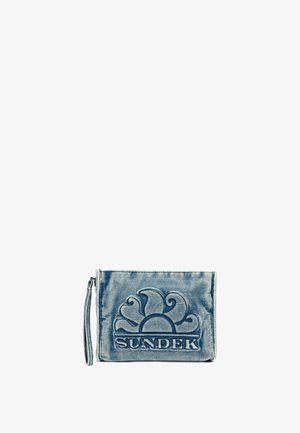 Pochette da polso in denim blu con logo sole in rilievo e scritta "SUNDEK" sul davanti, con cinturino laterale e chiusura a zip.