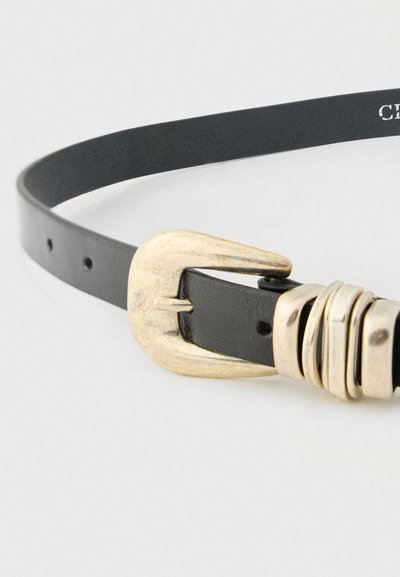 Ceinture en cuir noir avec une finition texturée, dotée d'une grande boucle en métal doré et d'accents métalliques décoratifs près de la boucle.