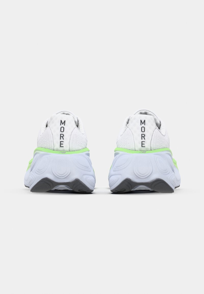 Vue arrière de baskets blanches avec des accents vert lime, présentant une tige texturée, une semelle arrondie et "MORE" imprimé sur le talon.