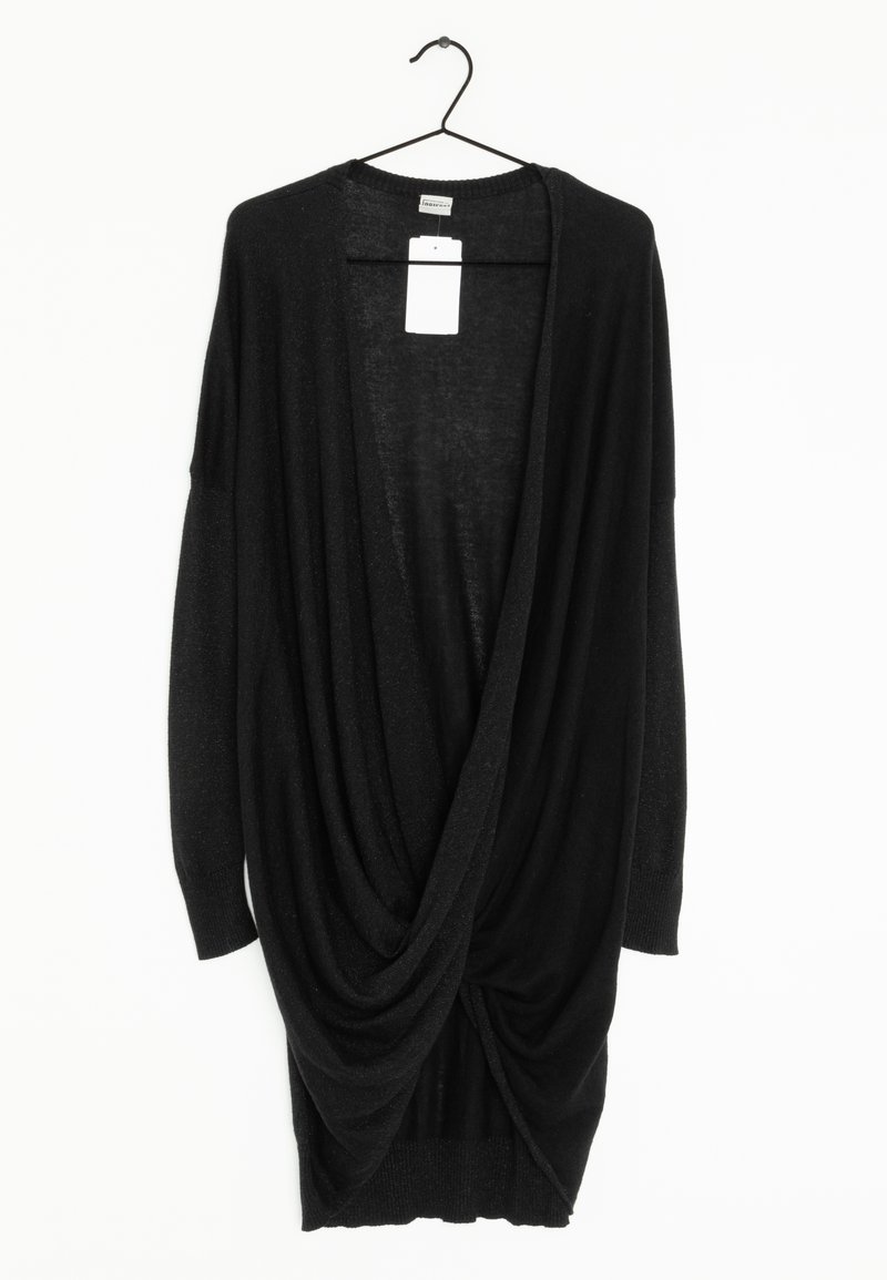 Černý oversize cardigan vyrobený z měkké, texturované látky. Má hluboký výstřih do V, volný přední díl a dlouhé rukávy. Jednoduchý design, bez vzorů.