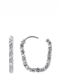 Boucles d'oreilles en argent en forme de spirale avec un design texturé ; présentant une série de petites surfaces facettées et une fermeture à crochet incurvée.
