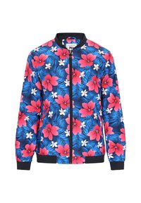 Bloemige bomberjack met een levendige blauwe achtergrond en patronen van roze hibiscus en witte bloemen, zwarte rits en elastische manchetten.