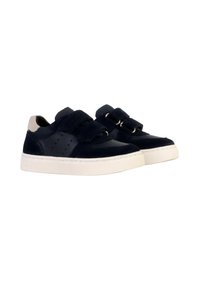 Sneaker blu navy con cinturini in velcro, materiali in camoscio e pelle, suola in gomma bianca, forma rotonda e dettagli perforati discreti.