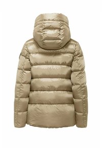 Beige pufferjack met capuchon, met horizontaal gestikte panelen en een gladde, glanzende textuur. Inclusief zijzakdetail.