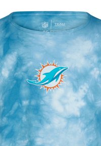 Ljusblå tie-dye t-shirt med en Miami Dolphins-logga i blått och orange centrerad på bröstet, tillverkad av mjukt bomullsmaterial.