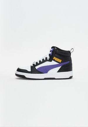 Sneakers alte in nero, bianco e viola. Realizzati in materiale sintetico con una superficie texturizzata. Presentano lacci bianchi e un logo sul lato.